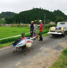 無人ヘリ防除が始まりました